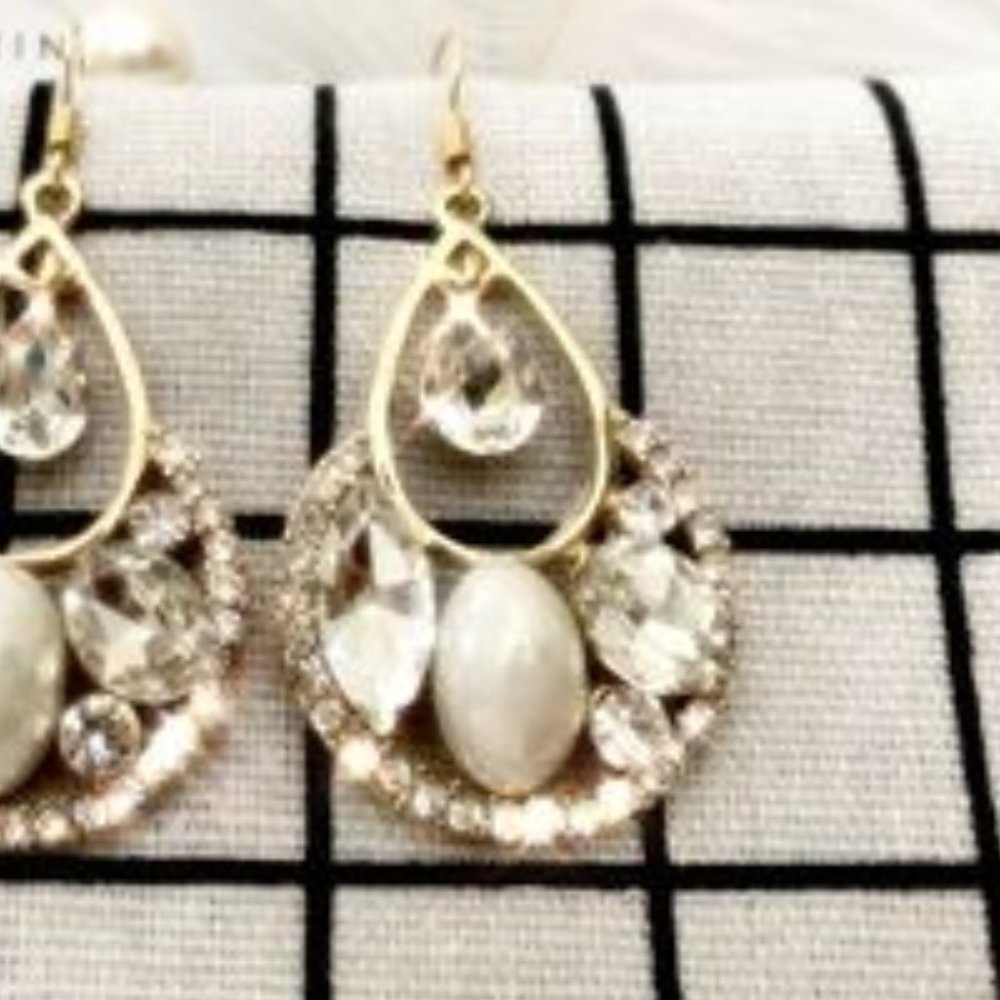 Boutique Elegant Drop Earrings - Picture 3 of 7
